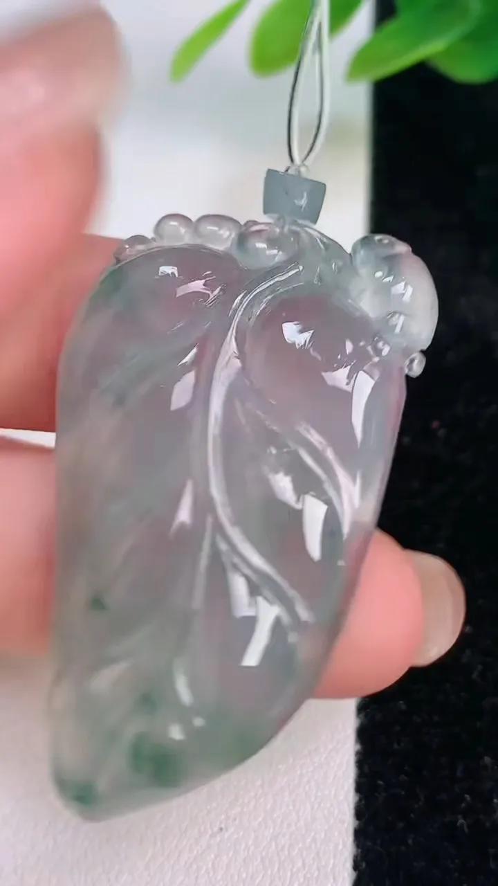 天然A货翡翠冰种飘花金枝玉叶 叶子吊坠，尺寸44.4-24-5.8，重量:11.95g
7月17日