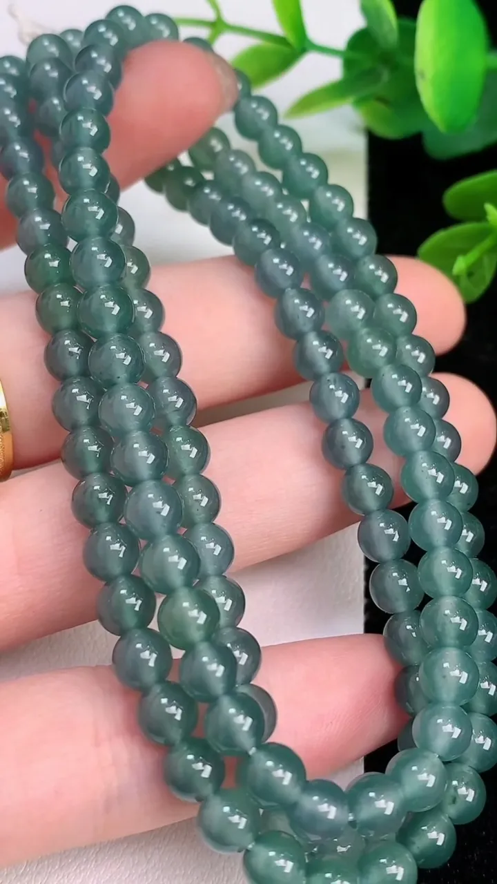 天然A货翡翠圆珠项链，尺寸5.3-124颗，重:32.89g7月17日
工厂直销收藏佳品,种好水足，色泽均匀，有种有色，上手高大气！