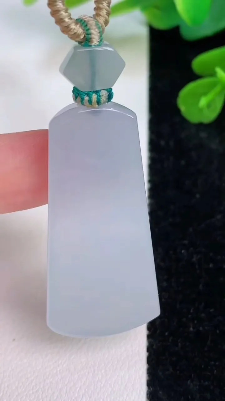 天然A货翡翠紫罗兰仿古无事牌吊坠，尺寸42-19-5.5，重量:12.65g
7月18日