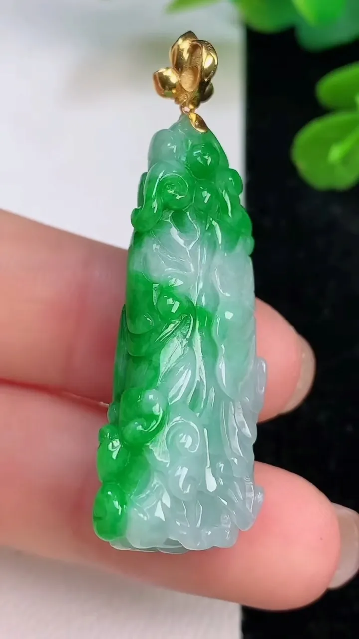 天然A货翡翠白菜吊坠，尺寸39-15.8-11.6，重量:10.40g
7月18日