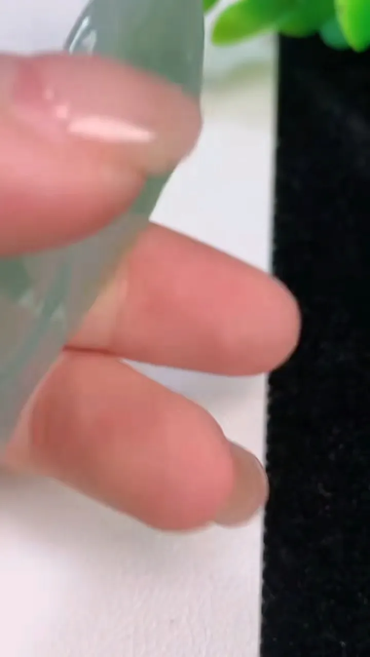 天然A货翡翠大日如来吊坠，尺寸61.4-33.6-4.3，重量:20.80g
7月18日