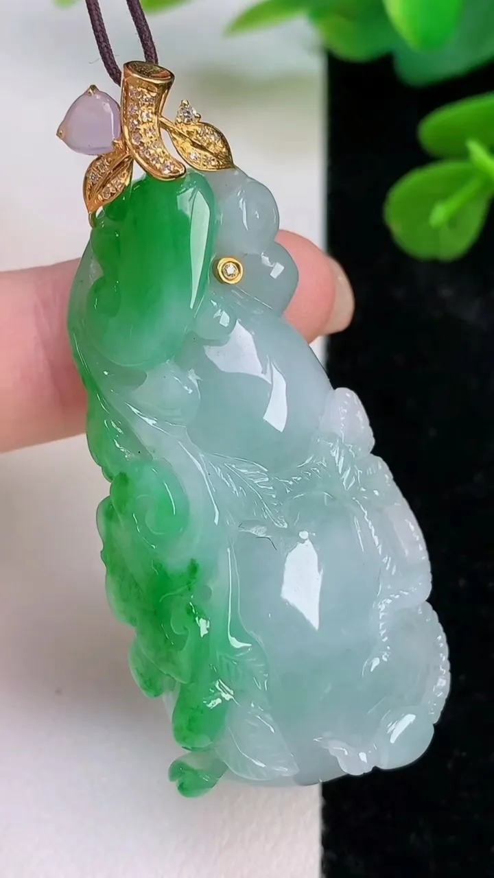 天然A货翡翠葫芦吊坠，尺寸49.7-22-11，重量:20.12g
7月18日