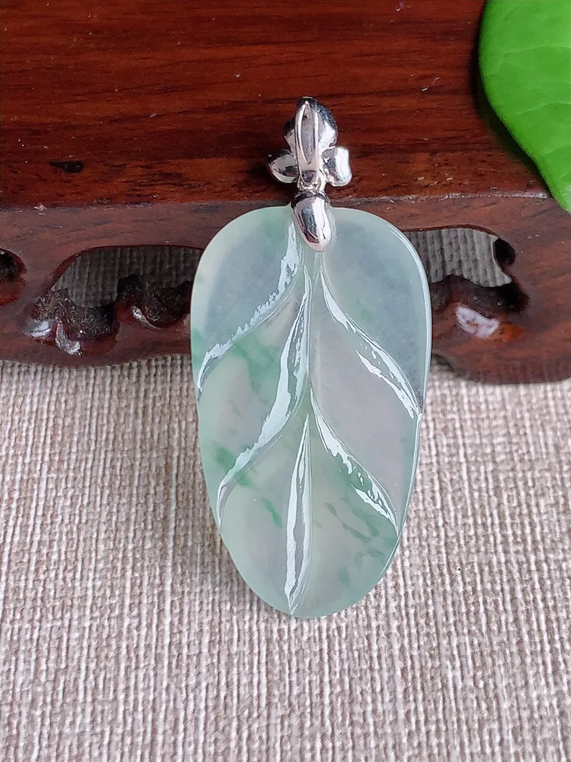 天然A货翡翠18K飘花叶子金枝玉叶吊坠尺寸44×34.7×20.2×4m量6.50g 0717