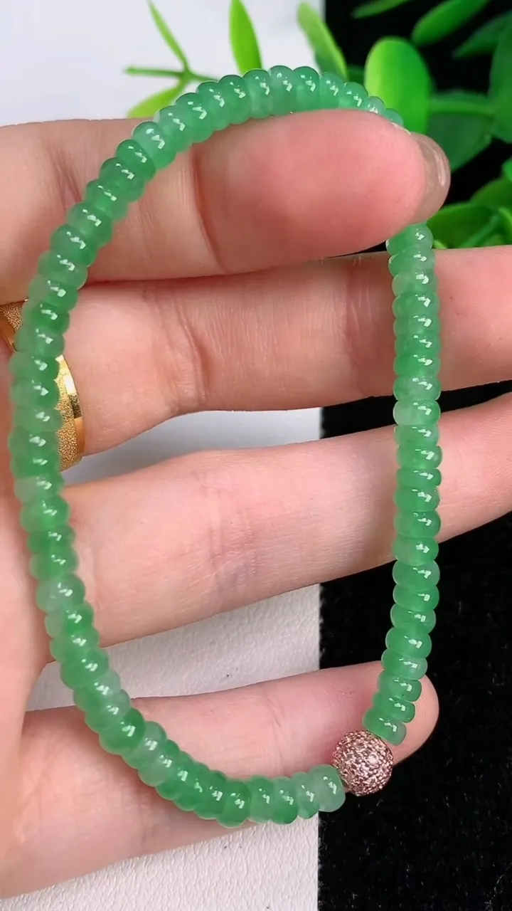 天然A货翡翠算盘珠手串，尺寸4.5-1.4，重量:8.14g7月18日
工厂直销收藏佳品,种好水足，色泽均匀，有种有色，上手高大气！