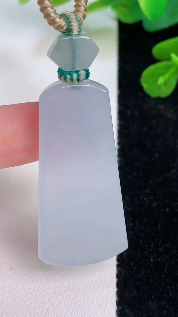 天然A货翡翠紫罗兰仿古无事牌吊坠，尺寸42-19-5.5，重量:12.65g
7月18日