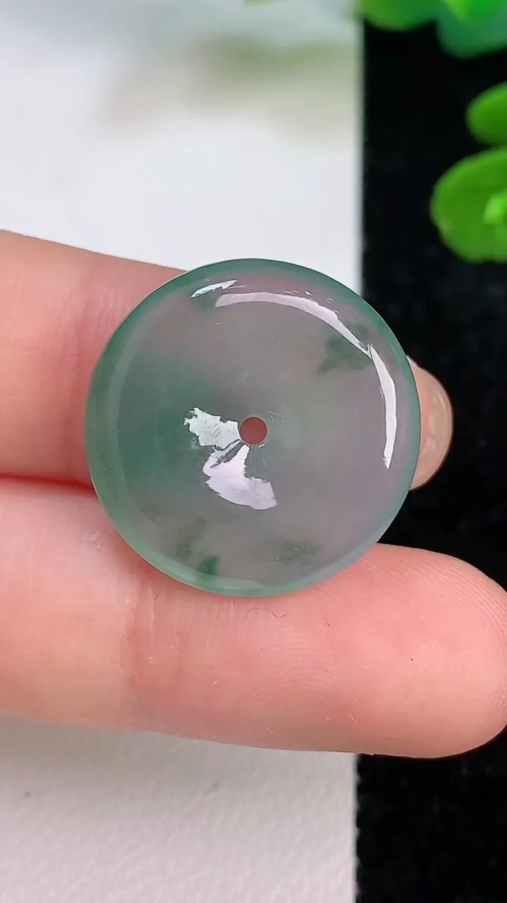 天然A货翡翠飘花平安扣吊坠，尺寸20.5-4.4，重量:4.04g
7月18日