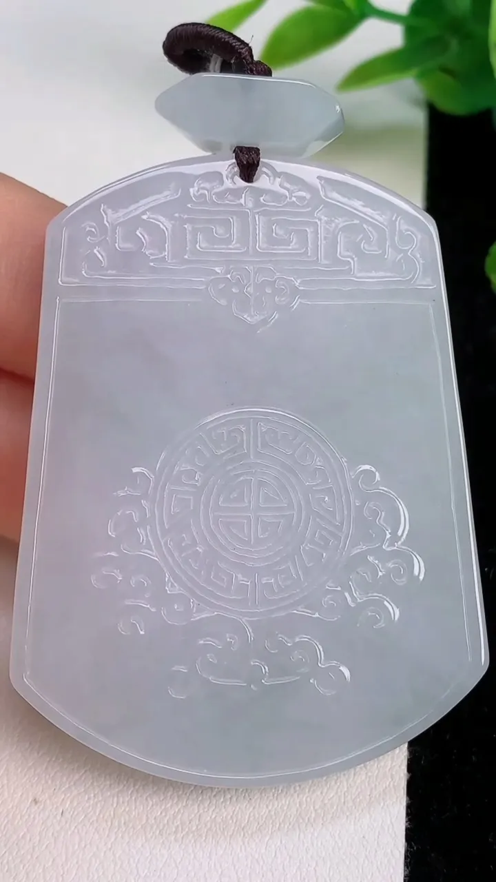 天然A货翡翠飘花仿古无事牌吊坠，尺寸55-42-5.2，重量:35.19g
7月18日