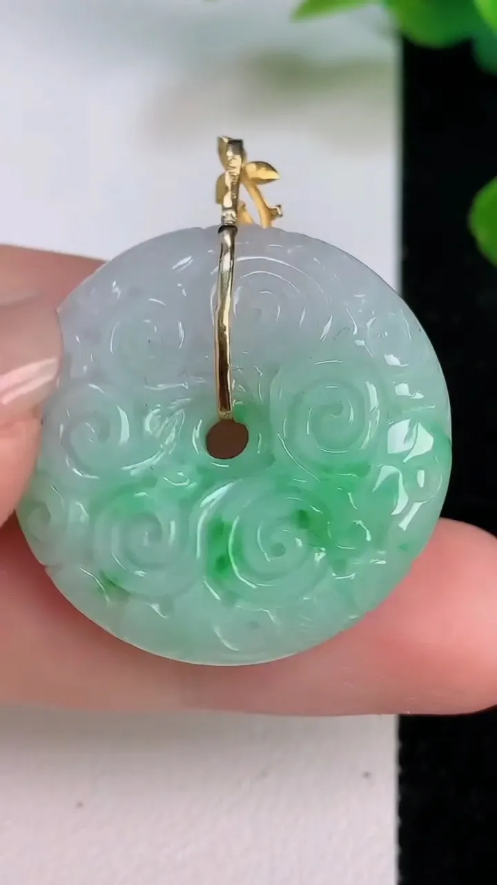 天然A货翡翠雕花平安扣吊坠，尺寸29-6.8，重量:11.06g
7月18日