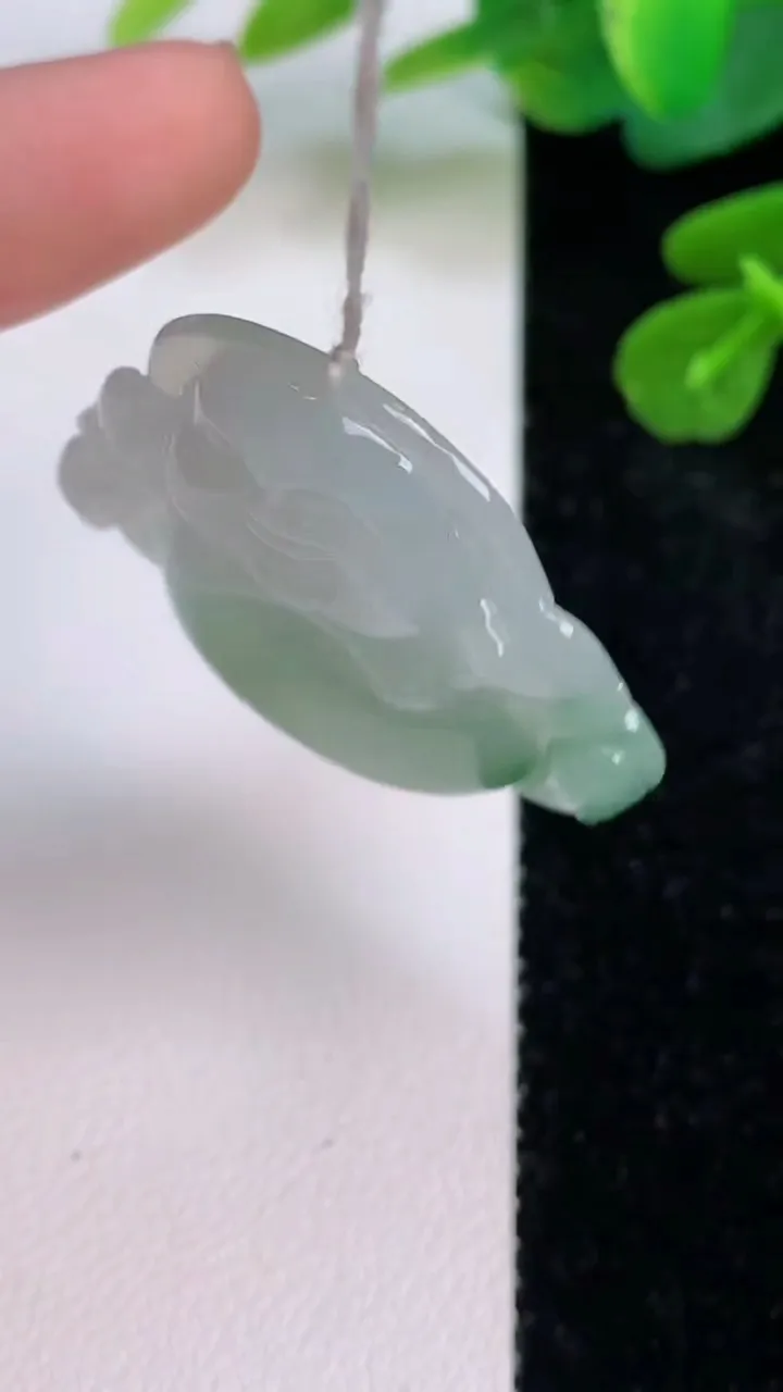 天然A货翡翠佛公吊坠，尺寸31.6-35.4-6.4，重量:10.00g
7月18日
