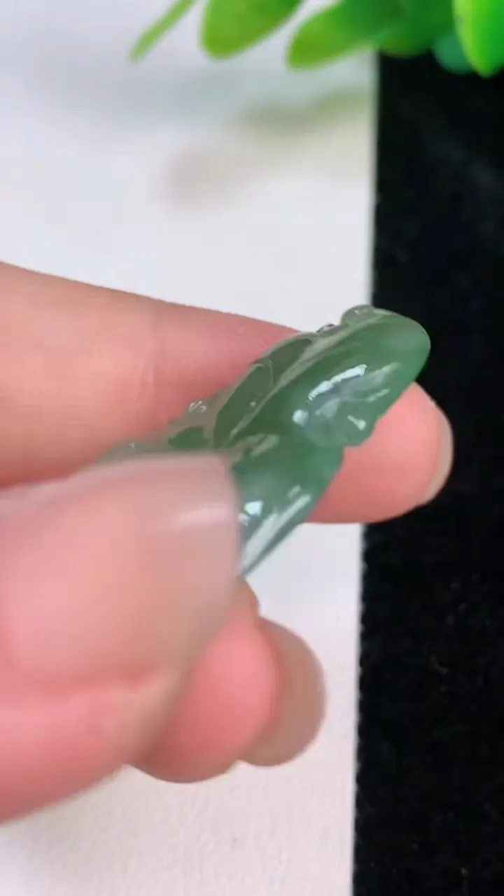 天然A货翡翠荷叶鱼吊坠，尺寸39-23.3-3.8，重量:7.21g
7月18日