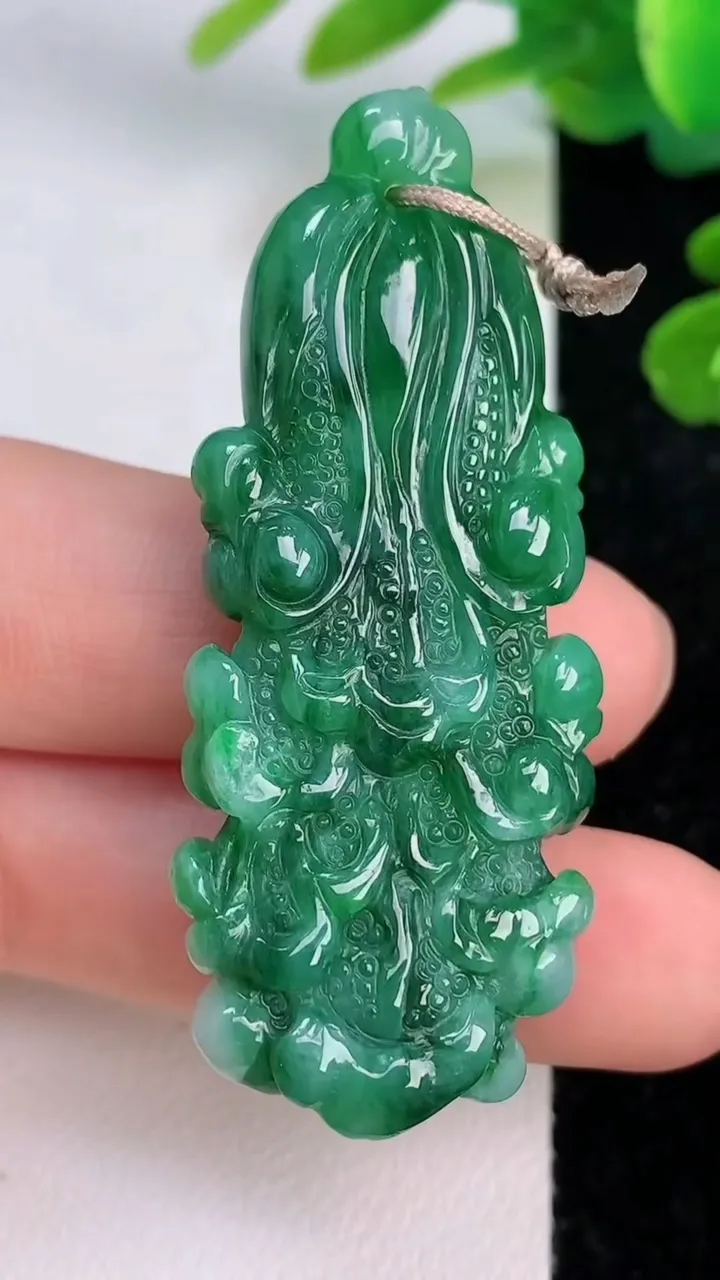 天然A货翡翠白菜吊坠，尺寸53.6-21.4-8.2，重量:16.76g
7月18日