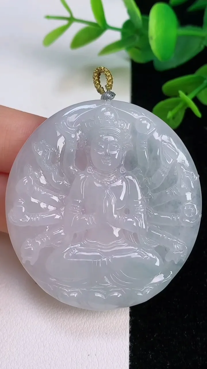 天然A货翡翠飘花千手观音吊坠，尺寸50.5-47.5-5，重量:24.82g
7月18日