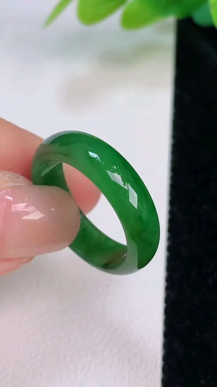 天然A货翡翠戒指指环，尺寸 18.7-3-6，重:2.89g2025年7月18日
工厂直销收藏佳品,种好水足，色泽均匀，有种有色，上手高大气！