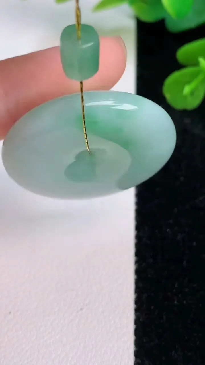 天然A货翡翠平安扣吊坠，尺寸31-7，重量:15.15g
7月18日