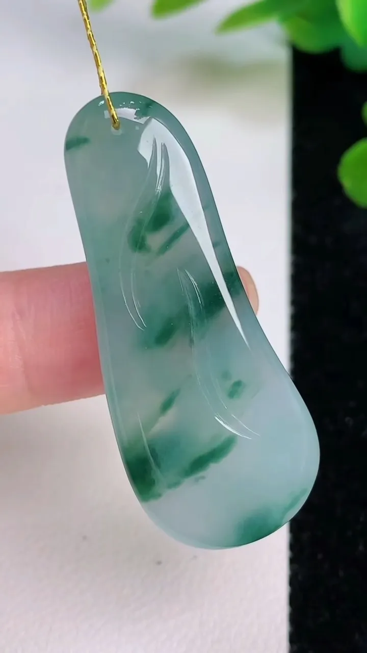 天然A货翡翠飘花梅花鹿吊坠，尺寸43.5-18-5，重量:8.00g
7月18日
