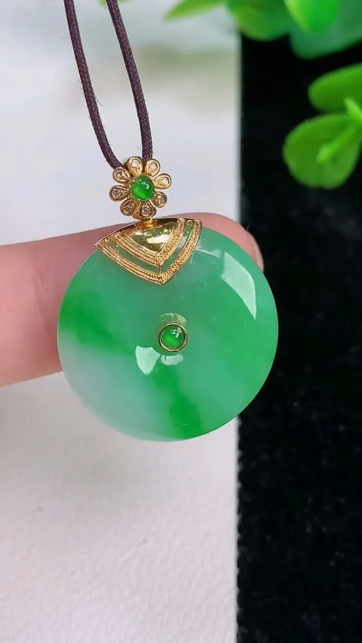 天然A货翡翠平安扣吊坠，尺寸21-3.8，重量:4.34g
7月18日