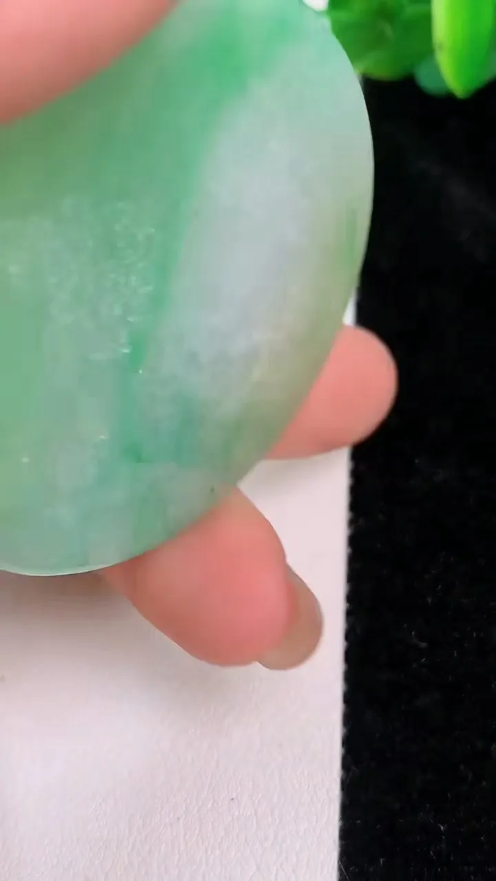 天然A货翡翠山水牌吊坠，尺寸47-5.3，重量:25.34g
7月18日