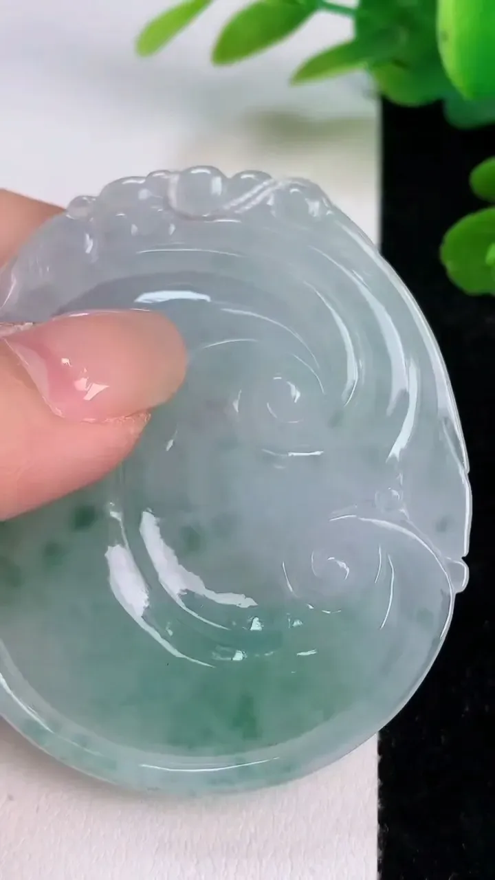 天然A货翡翠如意吊坠，尺寸55.7-47-5.8，重量:26.21g
7月18日
