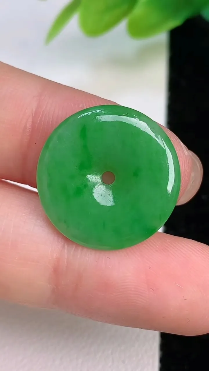 天然A货翡翠平安扣吊坠，尺寸19-2.6，重量:2.05g
7月19日