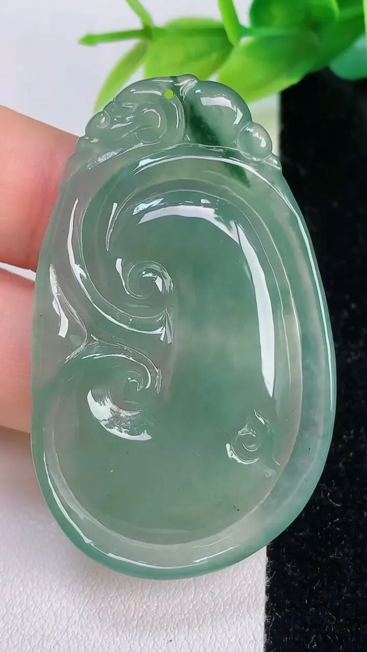 天然A货翡翠如意吊坠，尺寸51-31.4-4.5，重量:14.27g
7月18日