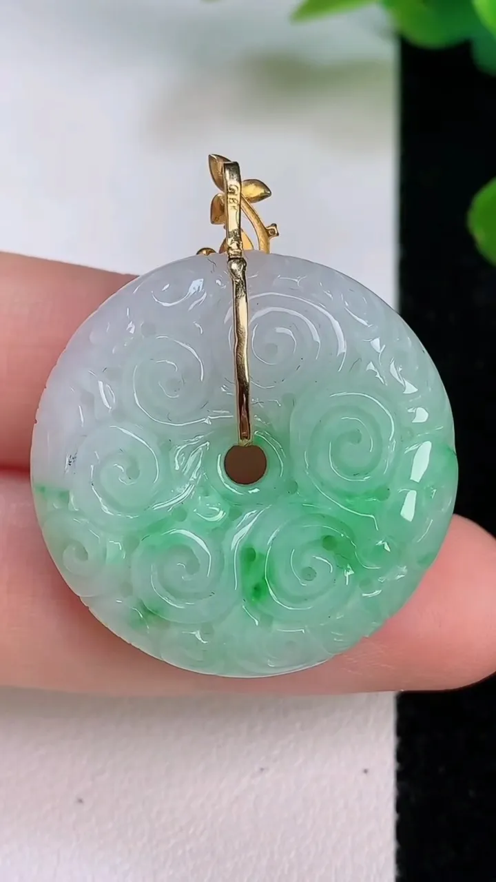 天然A货翡翠雕花平安扣吊坠，尺寸29-6.8，重量:11.06g
7月18日