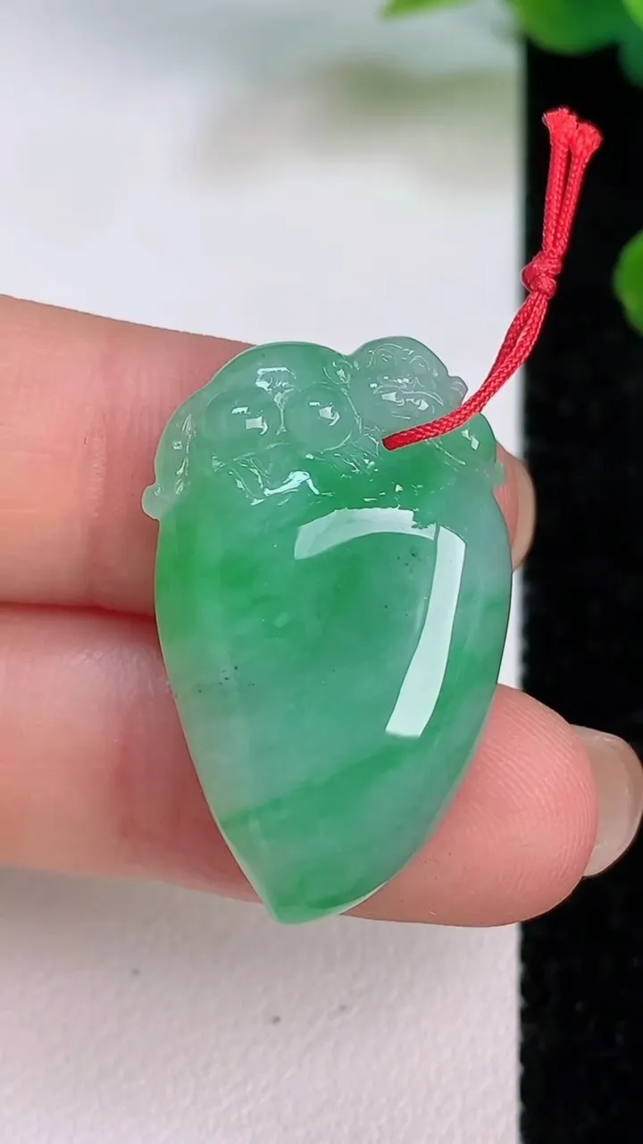 天然A货翡翠寿桃吊坠，尺寸29.2-18-6，重量:6.17g
7月18日