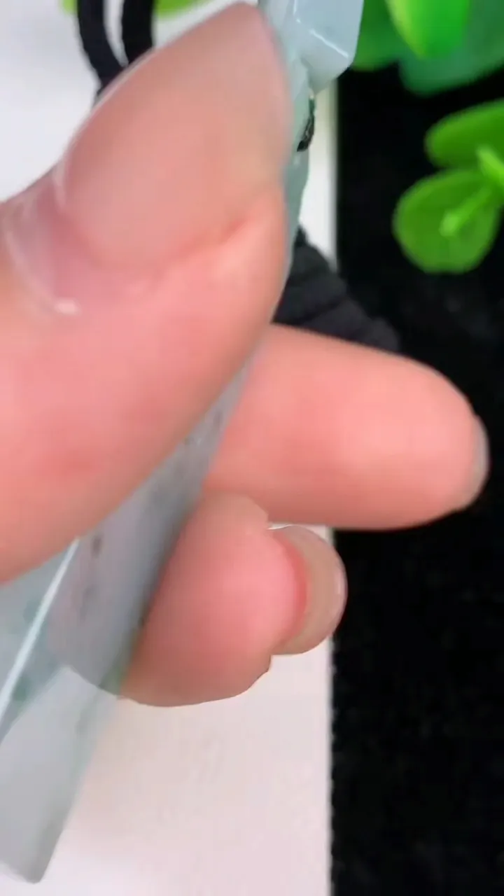 天然A货翡翠飘花仿古无事牌吊坠，尺寸52.5-23-5，重量:25.23g
7月18日