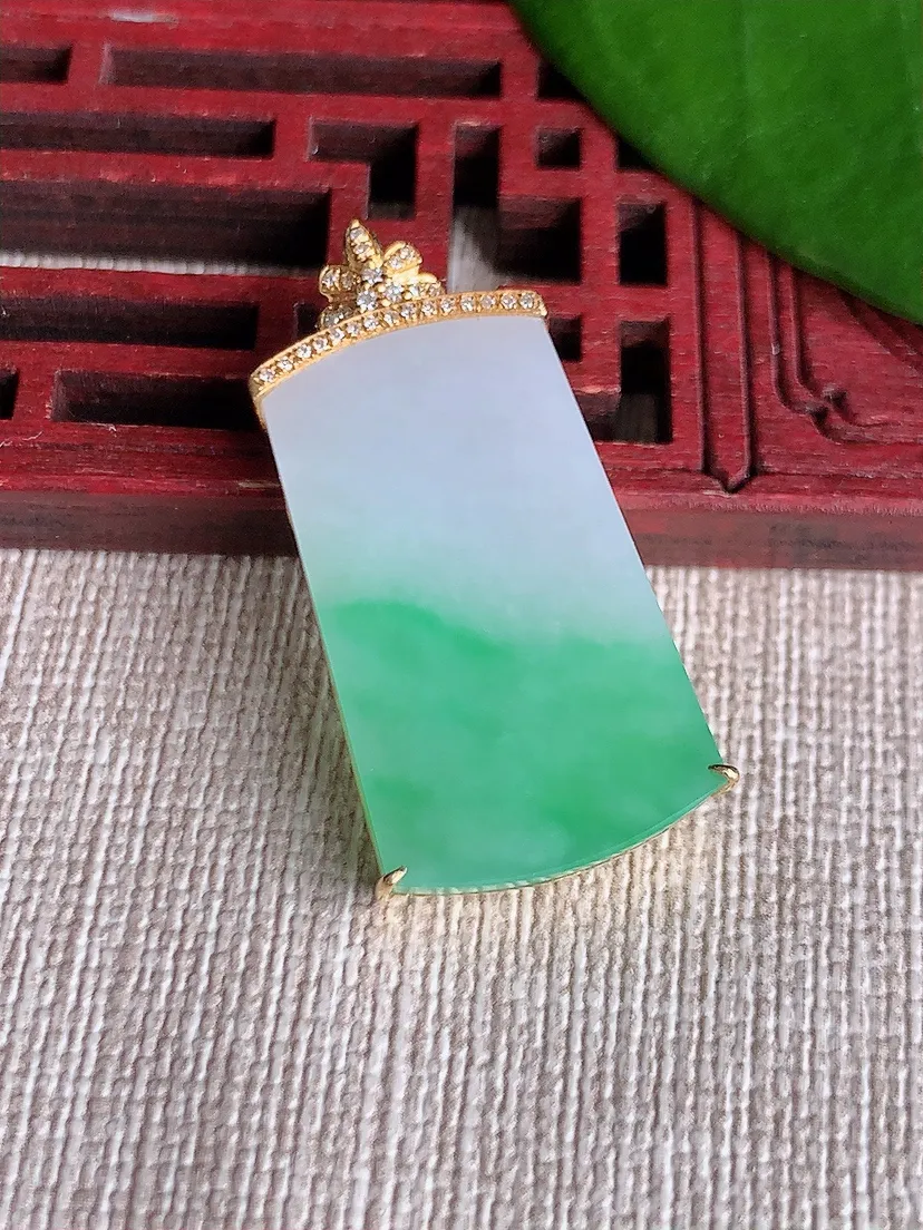 天然A货翡翠18K金伴飘绿无事牌吊坠尺寸32.4×26.5×15.7×5m量5.20g 0717