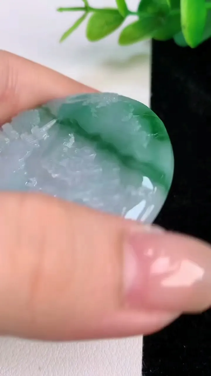 天然A货翡翠山水牌吊坠，尺寸48.2-5.6，重量:30.33g
7月18日