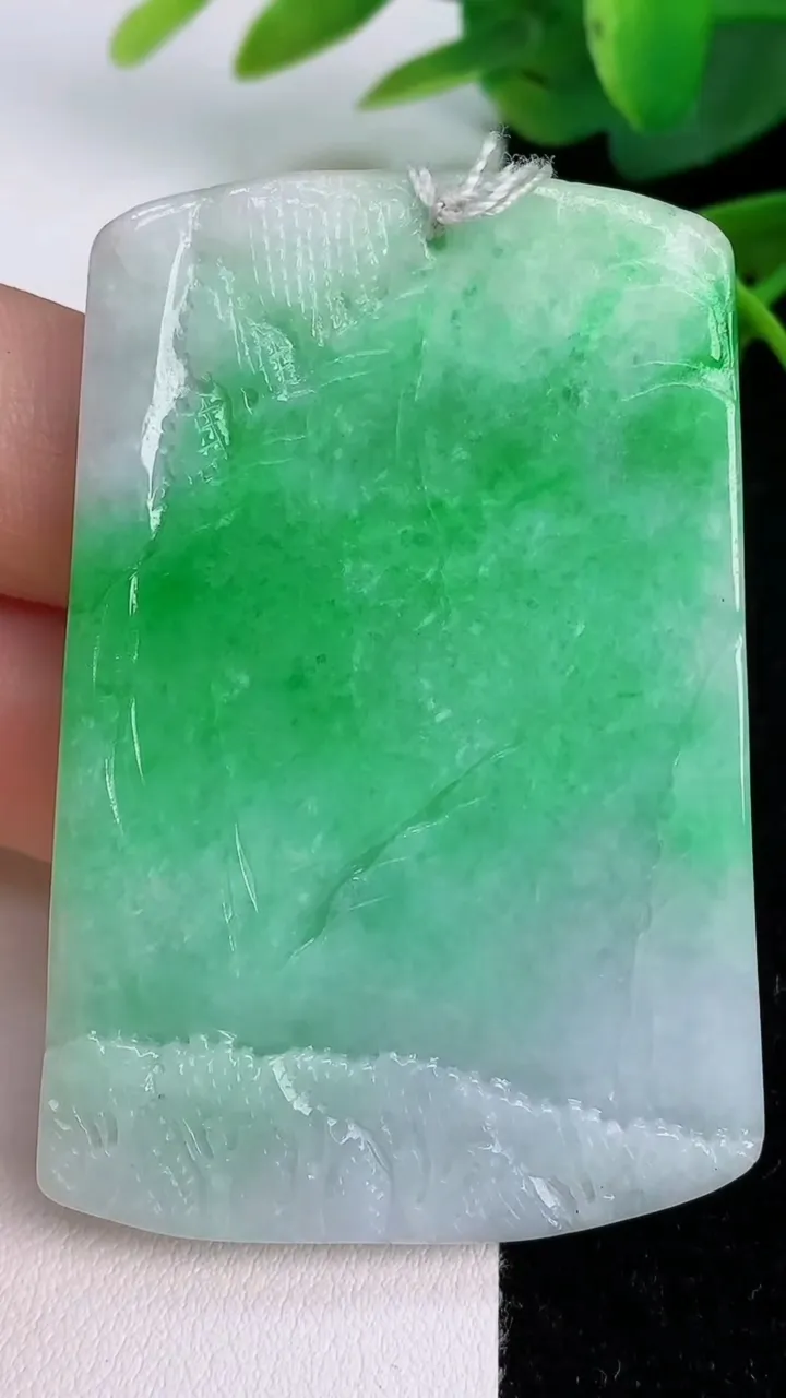 天然A货翡翠山水牌吊坠，尺寸58.2-39.4-6.5，重量:36.88g
7月18日