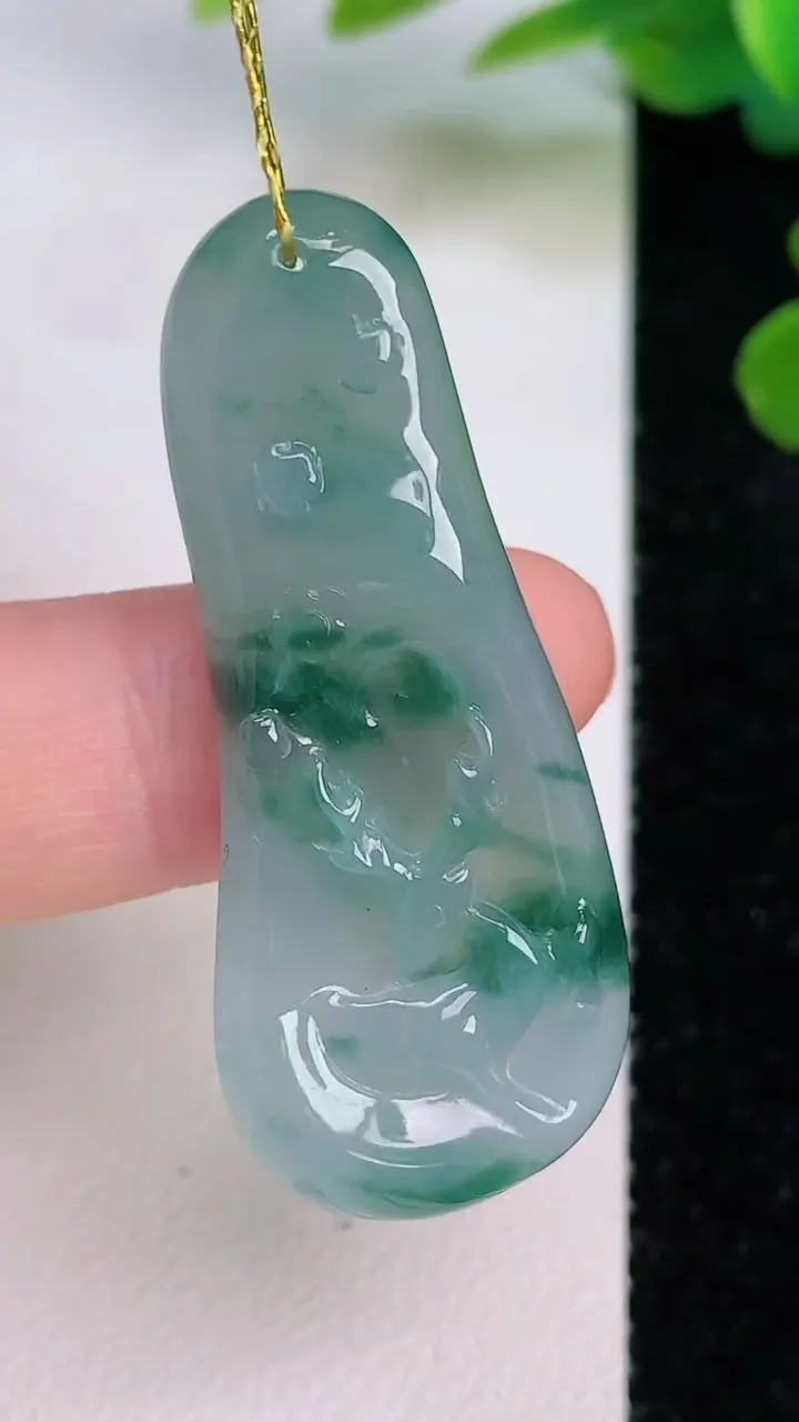 天然A货翡翠飘花梅花鹿吊坠，尺寸43.5-18-5，重量:8.00g
7月18日