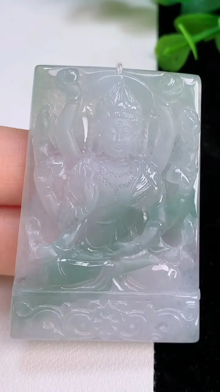 天然A货翡翠千手观音吊坠，尺寸54-38-4.7，重量:24.36g
7月18日