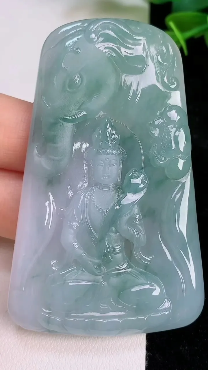 天然A货翡翠飘花普贤菩萨吊坠，尺寸68-42.4-5.7，重量:36.37g
7月18日