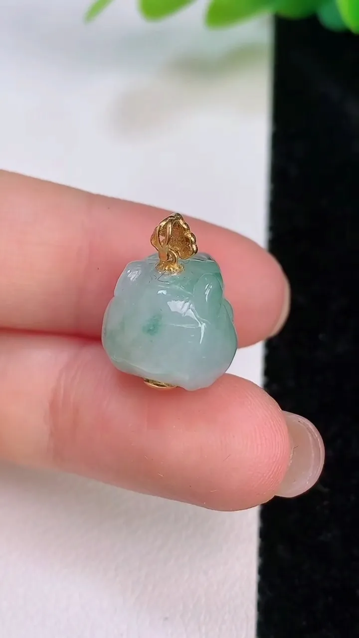 天然A货翡翠18k金飘花虎头吊坠，尺寸12.2-12.8，重量:3.84g
7月18日