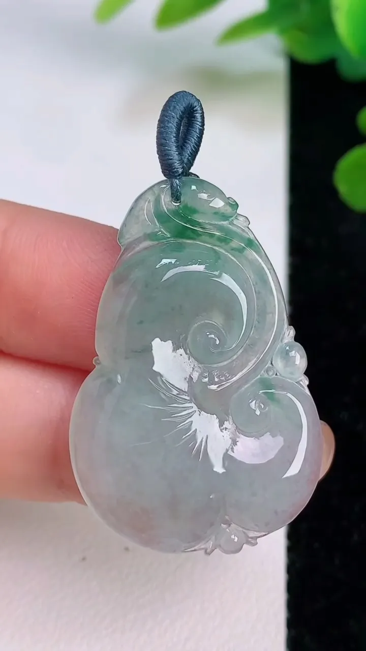 天然A货翡翠飘花如意吊坠，尺寸35.2-23.7-4.3，重量:5.80g
7月18日