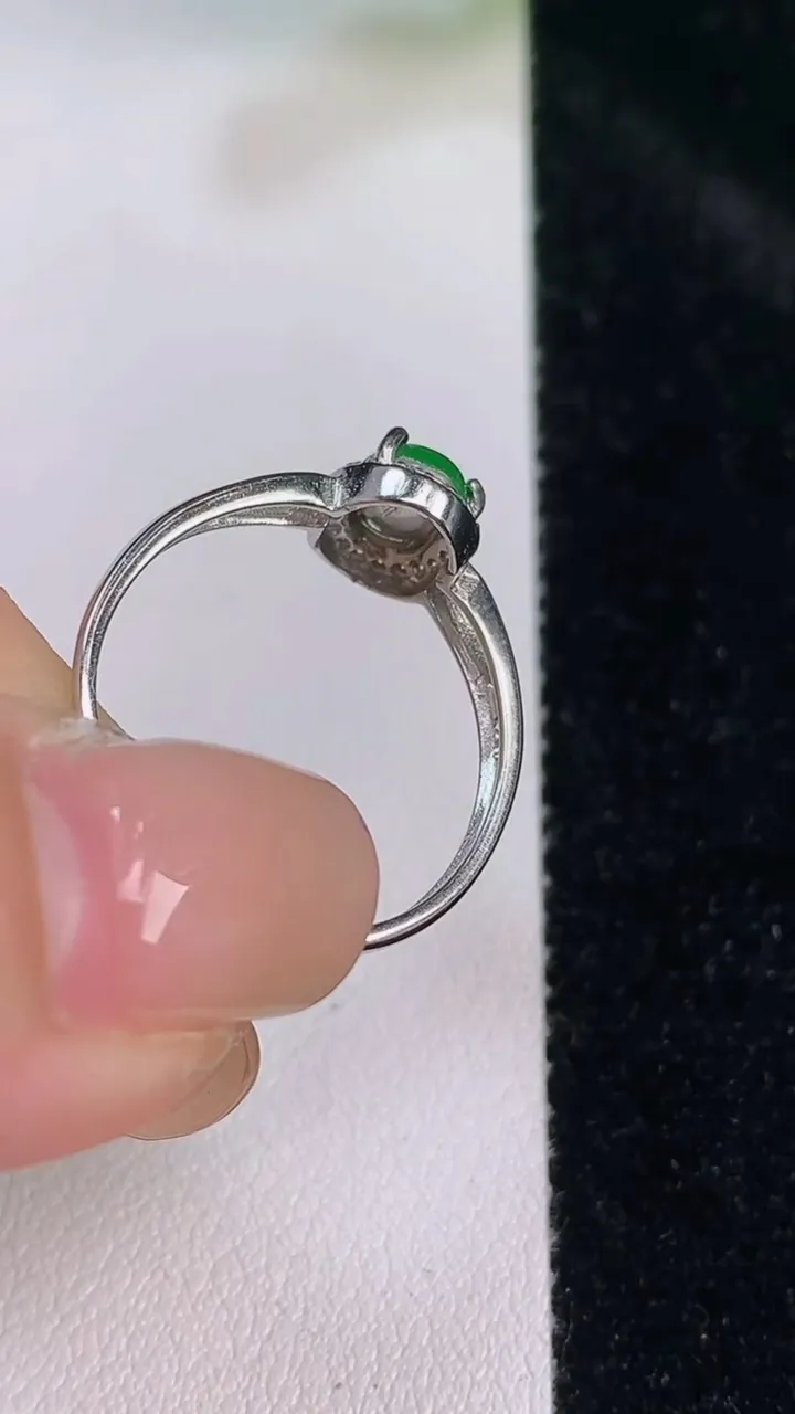 天然A货翡翠蛋面戒指，尺寸6-5.4，重:1.54g2025年7月18日
工厂直销收藏佳品,种好水足，色泽均匀，有种有色，上手高大气！