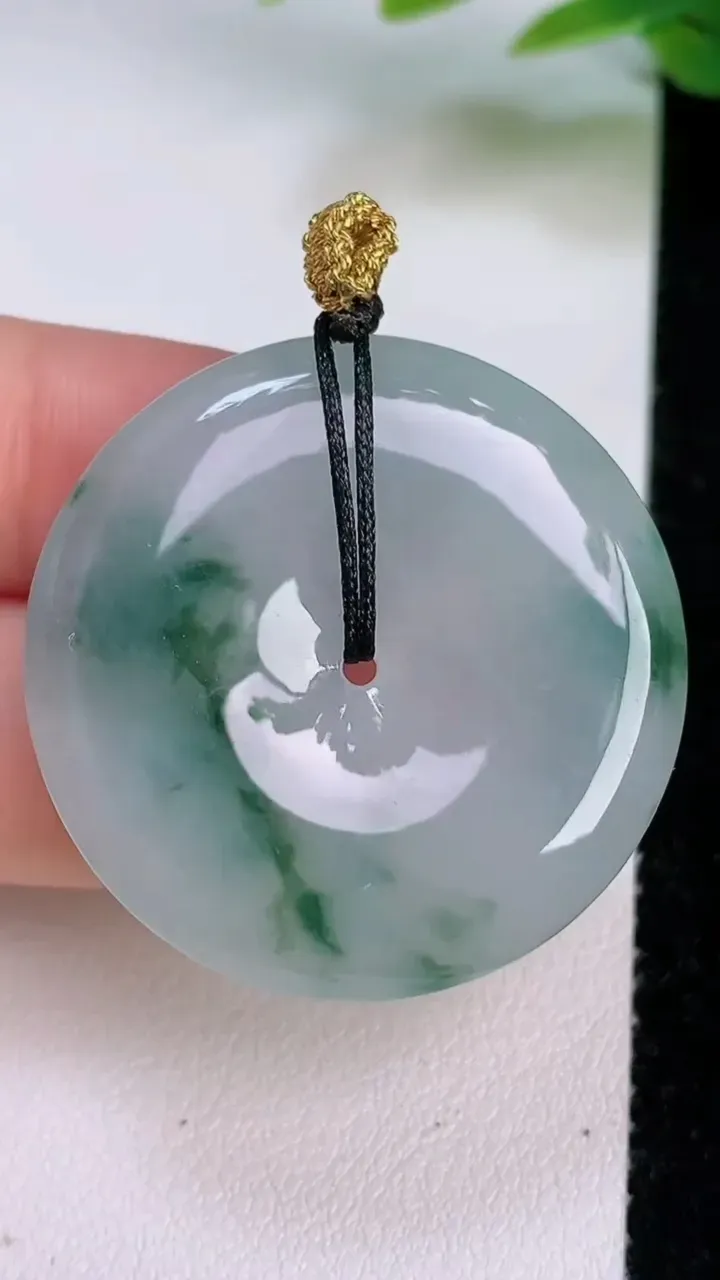 天然A货翡翠飘花平安扣吊坠，尺寸34.2-5.6，重量:14.35g
7月18日