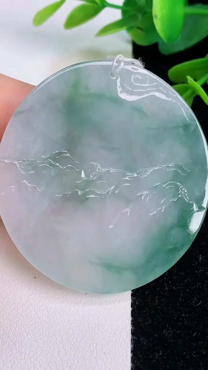 天然A货翡翠山水牌吊坠，尺寸54-50.7-4.8，重量:30.75g
7月18日