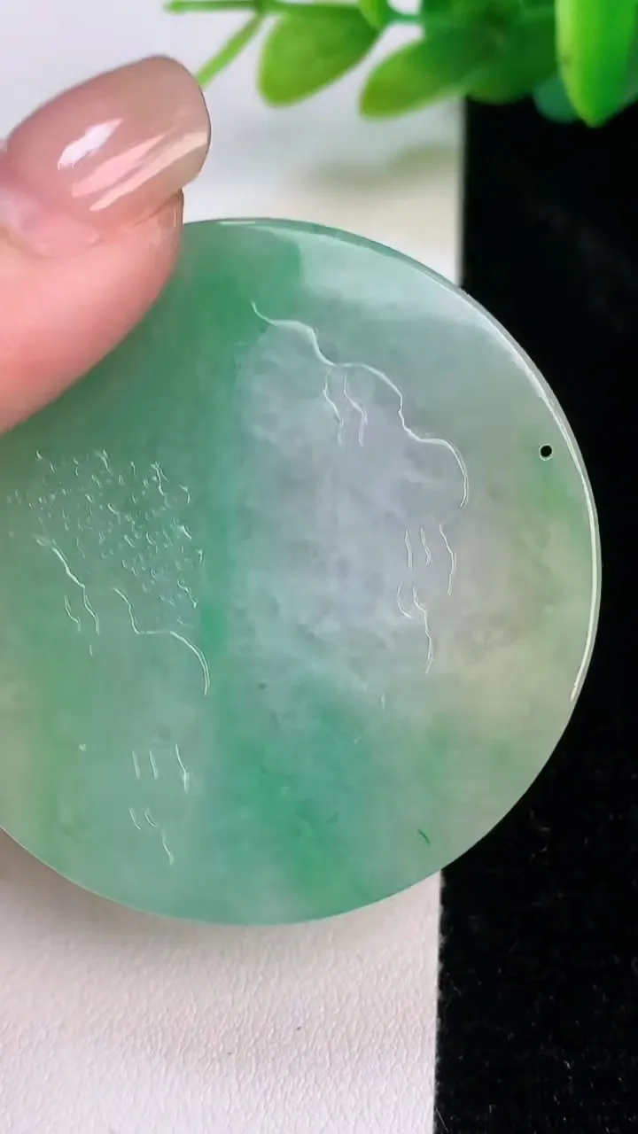 天然A货翡翠山水牌吊坠，尺寸47-5.3，重量:25.34g
7月18日