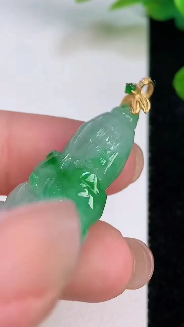 天然A货翡翠白菜吊坠，尺寸34.5-17.3-7.7，重量:8.53g
7月18日