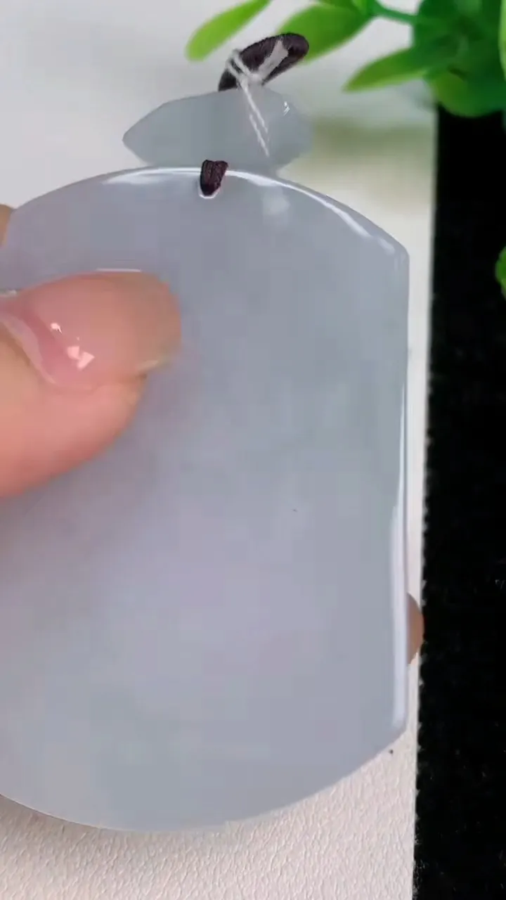 天然A货翡翠飘花仿古无事牌吊坠，尺寸55-42-5.2，重量:35.19g
7月18日