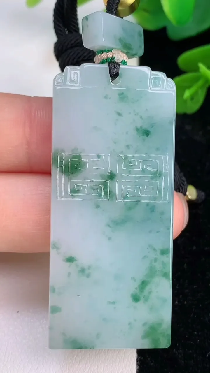 天然A货翡翠飘花仿古无事牌吊坠，尺寸52.5-23-5，重量:25.23g
7月18日