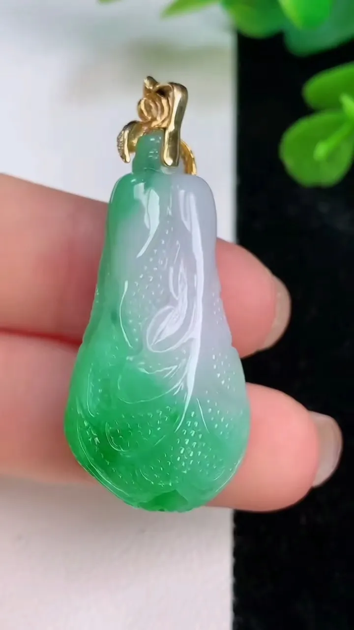 天然A货翡翠白菜吊坠，尺寸37-18.6-9.4，重量:10.28g
7月18日
