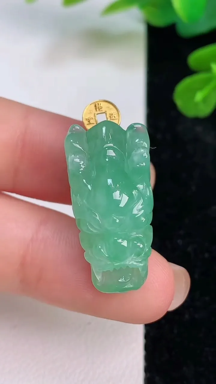 天然A货翡翠龙牌吊坠，尺寸26.5-11.3-13，重量:7.74g
7月18日