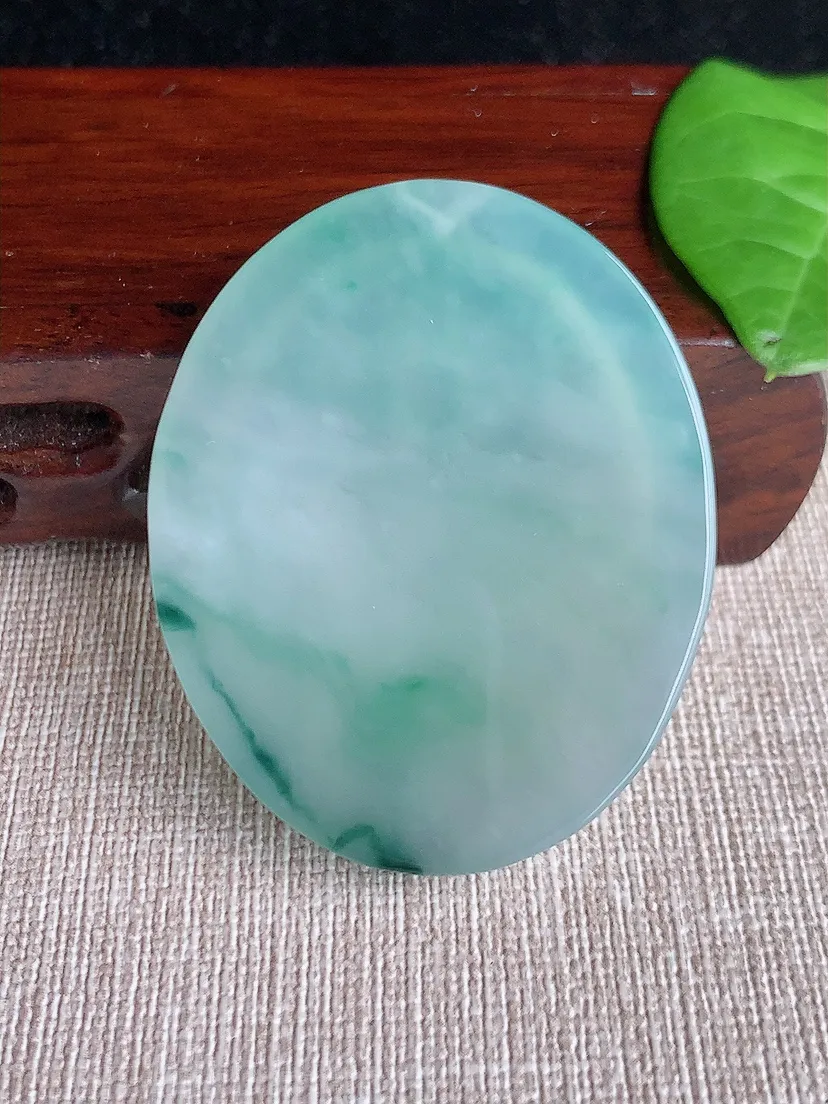 天然A货翡翠飘花观音吊坠尺寸49.5×40.4×5m量26.36g 0717