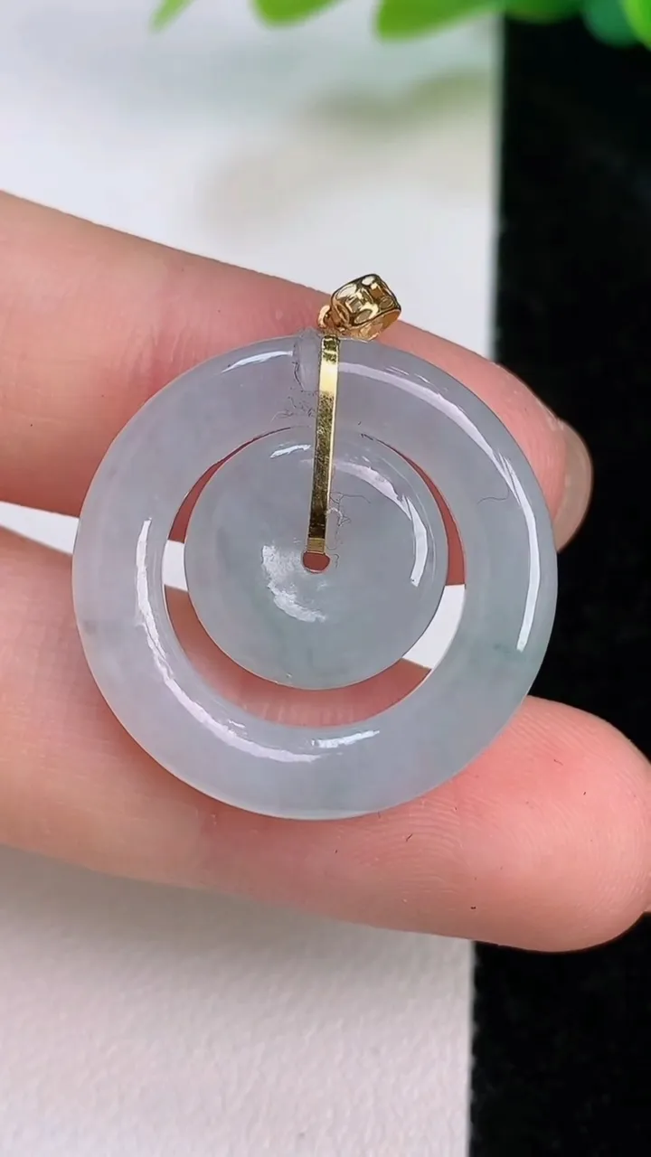 天然A货翡翠18k金飘花母子平安扣吊坠，尺寸24.2-3.6，重量:4.28g
7月18日