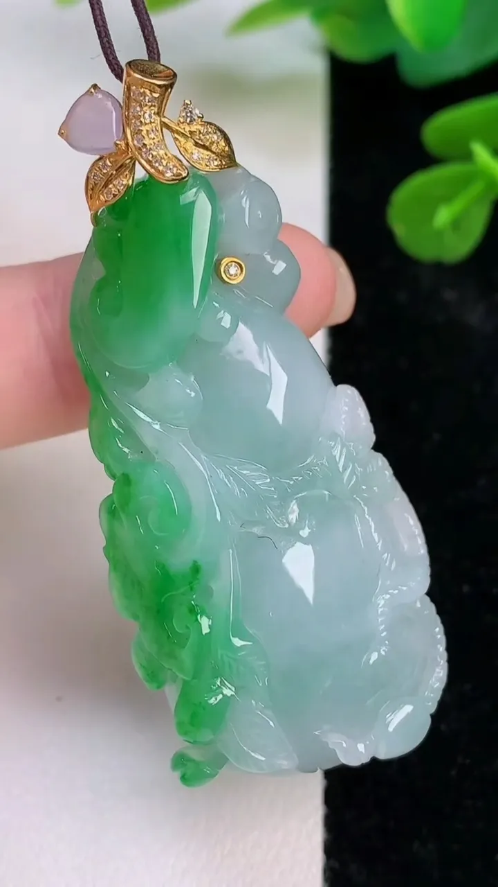 天然A货翡翠葫芦吊坠，尺寸49.7-22-11，重量:20.12g
7月18日