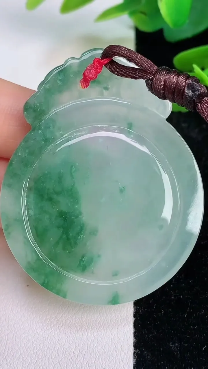 天然A货翡翠麒麟吊坠，尺寸52-42-5.3，重量:21.07g
7月18日