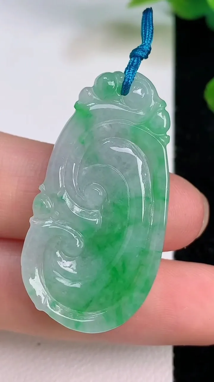 天然A货翡翠如意吊坠，尺寸38.7-19.7-5，重量:6.99g
7月18日