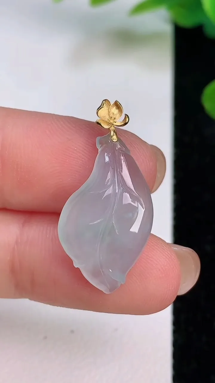 天然A货翡翠金枝玉叶 叶子吊坠，尺寸22.3-13.2-4，重量:2.00g
7月18日